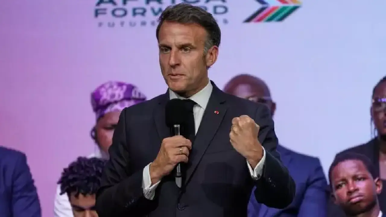 Le président français Emmanuel Macron participe à la session jeunesse « L’Afrique en avant, la création en mouvement » lors du sommet Africa Forward à l’université de Nairobi, au Kenya, le lundi 11 mai 2026. (Photo AP/Brian Inganga)