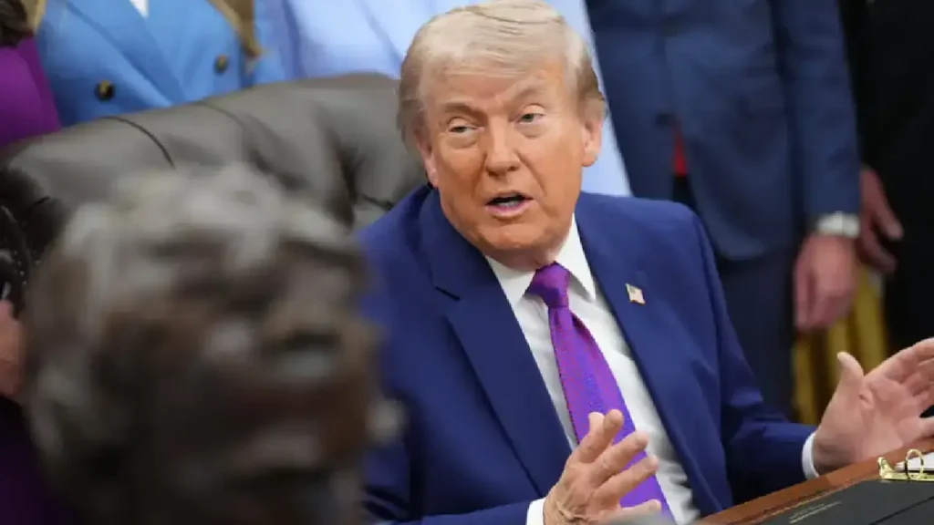 PHOTO JACQUELYN MARTIN, ASSOCIATED PRESS Donald Trump a répondu aux questions des journalistes dans le bureau Ovale, le 11 mai 2026.