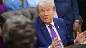 PHOTO JACQUELYN MARTIN, ASSOCIATED PRESS Donald Trump a répondu aux questions des journalistes dans le bureau Ovale, le 11 mai 2026.