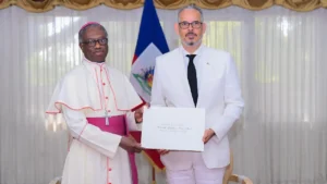 Le Nonce apostolique en Haïti, Jude Thaddeus Okolo, et le Premier ministre Alix D. Fils-Aimé. Photo publiée par Le Nouvelliste.