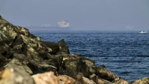 Des cargos naviguent dans le golfe d'Oman, près du détroit d'Ormuz, vus depuis un rivage rocheux près de Khor Fakkan, aux Émirats arabes unis, le vendredi 1er mai 2026. (Photo AP/Fatima Shbair)