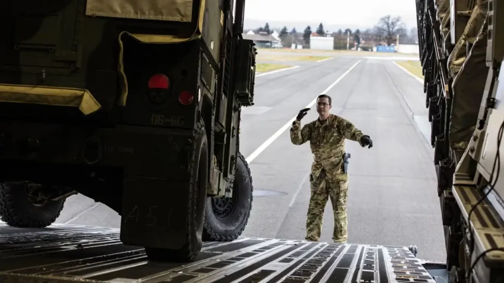 Ce vendredi 1er mai, le ministre de la Défense américain, Pete Hegseth, a ordonné le retrait de 5 000 militaires d'Allemagne. Cette mesure fait suite à une intervention du chancelier allemand, Friedrich Merkel, qui a critiqué l'administration Trump en début de semaine. Selon les estimations, le retrait de ces militaires représente environ 15% des effectifs américains présents dans le pays. 