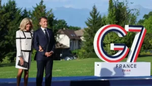 Le chef de l'Etat, Emmanuel Macron, et la Première dame, Brigitte Macron, accueillent les chefs d'Etat et de gouvernement lors du sommet du G7 à Evian (Haute-Savoie), le 15 juin 2026. (LUDOVIC MARIN / AFP)