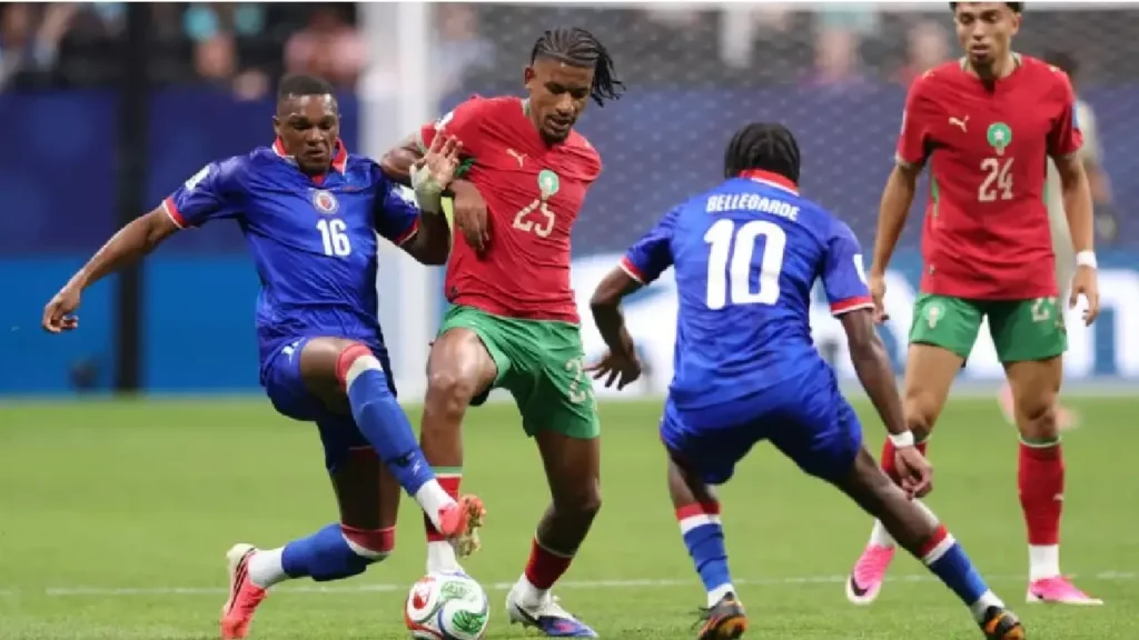 L'attaquant haïtien Lenny Joseph au duel avec le défenseur marocain Redouane Halhal pendant le match entre le Maroc et Haïti à Atlanta, le 24 juin 2026. © Getty Images via AFP / DARRIAN TRAYNOR