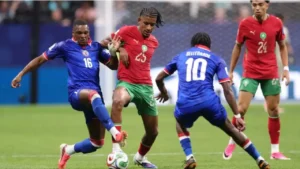 L'attaquant haïtien Lenny Joseph au duel avec le défenseur marocain Redouane Halhal pendant le match entre le Maroc et Haïti à Atlanta, le 24 juin 2026. © Getty Images via AFP / DARRIAN TRAYNOR