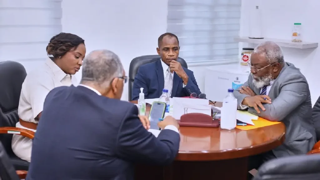 Réunion de travail entre le MPCE et le CTPEA afin de finaliser le lancement de la formation destiné aux Unités d’Études et de Programmation de l’administration publique. Photo publiée sur la page FB du MPCE.