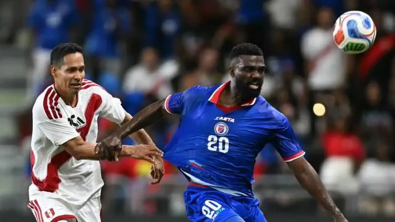 En bas du maillot bleu d’Haïti, un aperçu du motif que la Fifa a demandé de retirer. | CHANDAN KHANNA / AFP