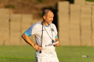 Depuis le début de la compétition pour Haïti, l’entraîneur français Sébastien Migné est critiqué pour ses choix tactiques et la composition de l’équipe haïtienne face à ses adversaires. Des décisions qui témoigneraient, selon les critiques, d’un manque de compréhension du jeu de la part du technicien, arrivé à la tête de l’équipe en 2024.