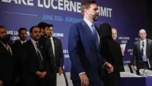 PHOTO NATHAN HOWARD, AGENCE FRANCE-PRESSE Le vice-président des États-Unis J.D. Vance lors de la première séance de négociations avec l’Iran, en Suisse, le 21 juin 2026