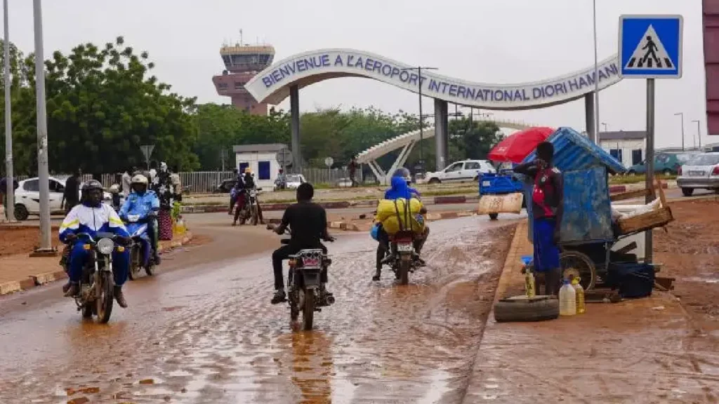 L'aéroport international de Niamey au Niger a de nouveau été visé par des tirs, ce jeudi 18 juin 2026. AP Photo / Sam Mednick