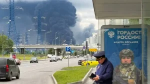 De la fumée noire s’élève de la raffinerie de pétrole de Gazprom Neft, située dans la banlieue sud-est de Moscou, le 18 juin 2026. AFP