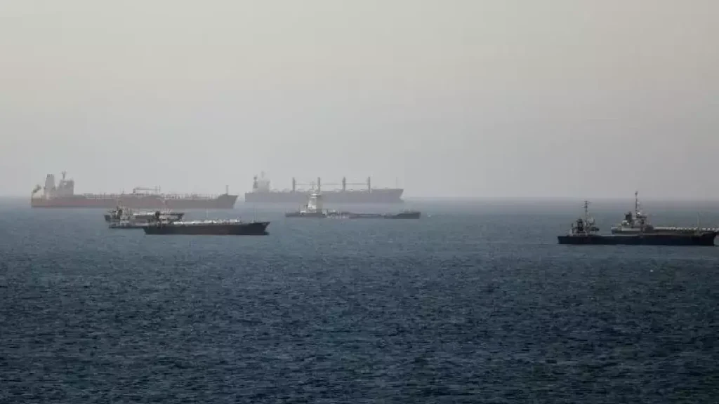 Des pétroliers et des navires de marchandises sont visibles dans le golfe d'Oman, le long des voies maritimes reliant le détroit d'Ormuz et la mer d'Arabie, le mardi 16 juin 2026. AP