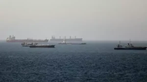 Des pétroliers et des navires de marchandises sont visibles dans le golfe d'Oman, le long des voies maritimes reliant le détroit d'Ormuz et la mer d'Arabie, le mardi 16 juin 2026. AP