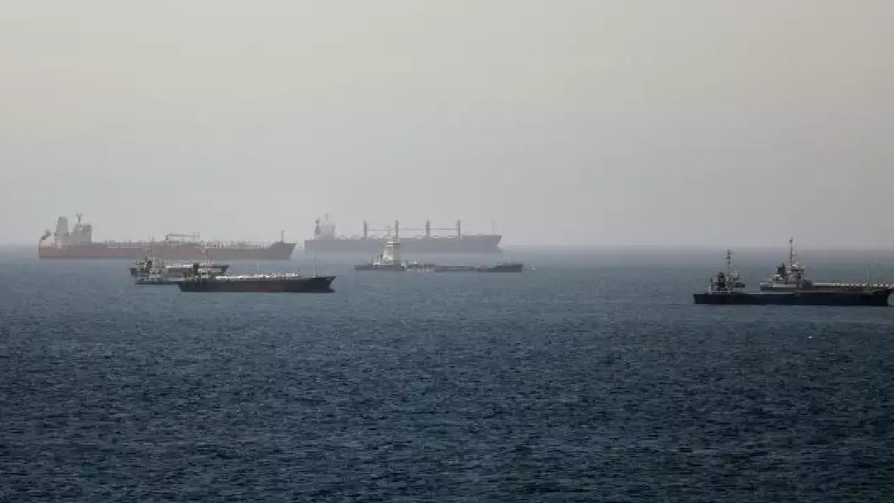 Des pétroliers et des navires de marchandises sont visibles dans le golfe d'Oman, le long des voies maritimes reliant le détroit d'Ormuz et la mer d'Arabie, le mardi 16 juin 2026. AP