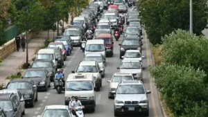 Des automobilistes sur la route après l'annonce par Israël de possibles frappes dans la banlieue sud de Beyrouth, le 1er juin 2026 au Liban AFP FADEL itani
