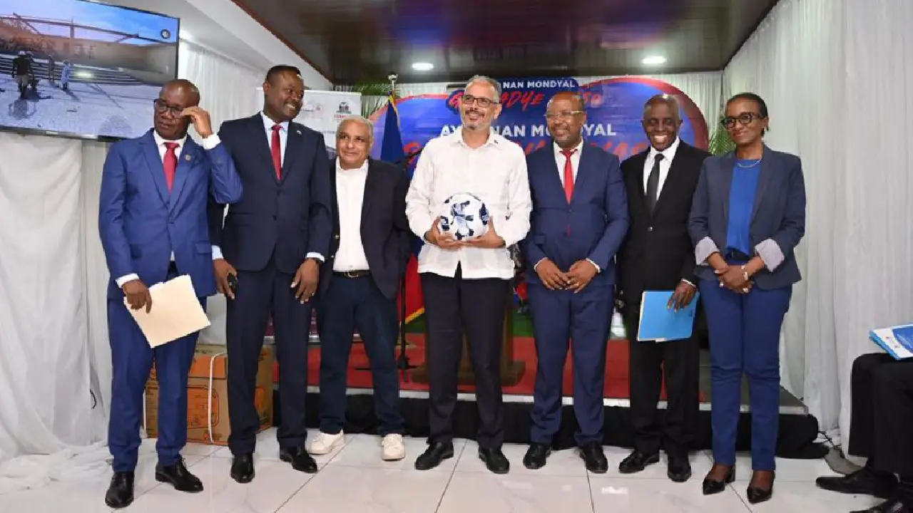 Remise des kits audiovisuels "Ayiti nan Mondyal". Photo publiée sur la page X de la Primature Haitienne.