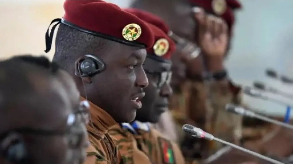 Le chef de la junte du Burkina Faso, le capitaine Ibrahim Traore, lors d'une rencontre avec le président russe près de Saint-Pétersbourg, le 29 juillet 2023. © Alexey Danichev, Sputnik via AFP