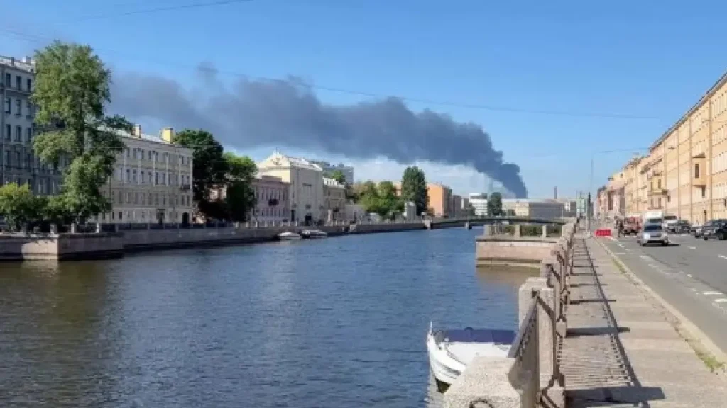 Un épais nuage de fumée se répand dans le ciel après l'attaque d'un terminal pétrolier par drone ukrainien à Saint-Pétersbourg, en Russie, le 3 juin 2026. © Stringer, Reuters