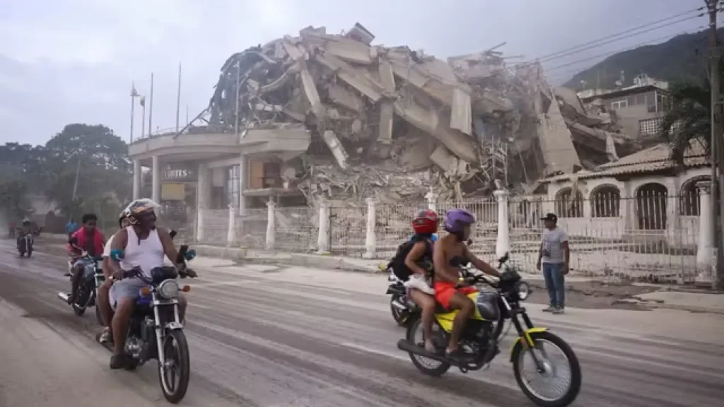 Des bâtiments se sont effondrés à la suite des deux séismes, à La Guaira, au Venezuela, le 24 juin 2026. MAXWELL BRICENO/REUTERS