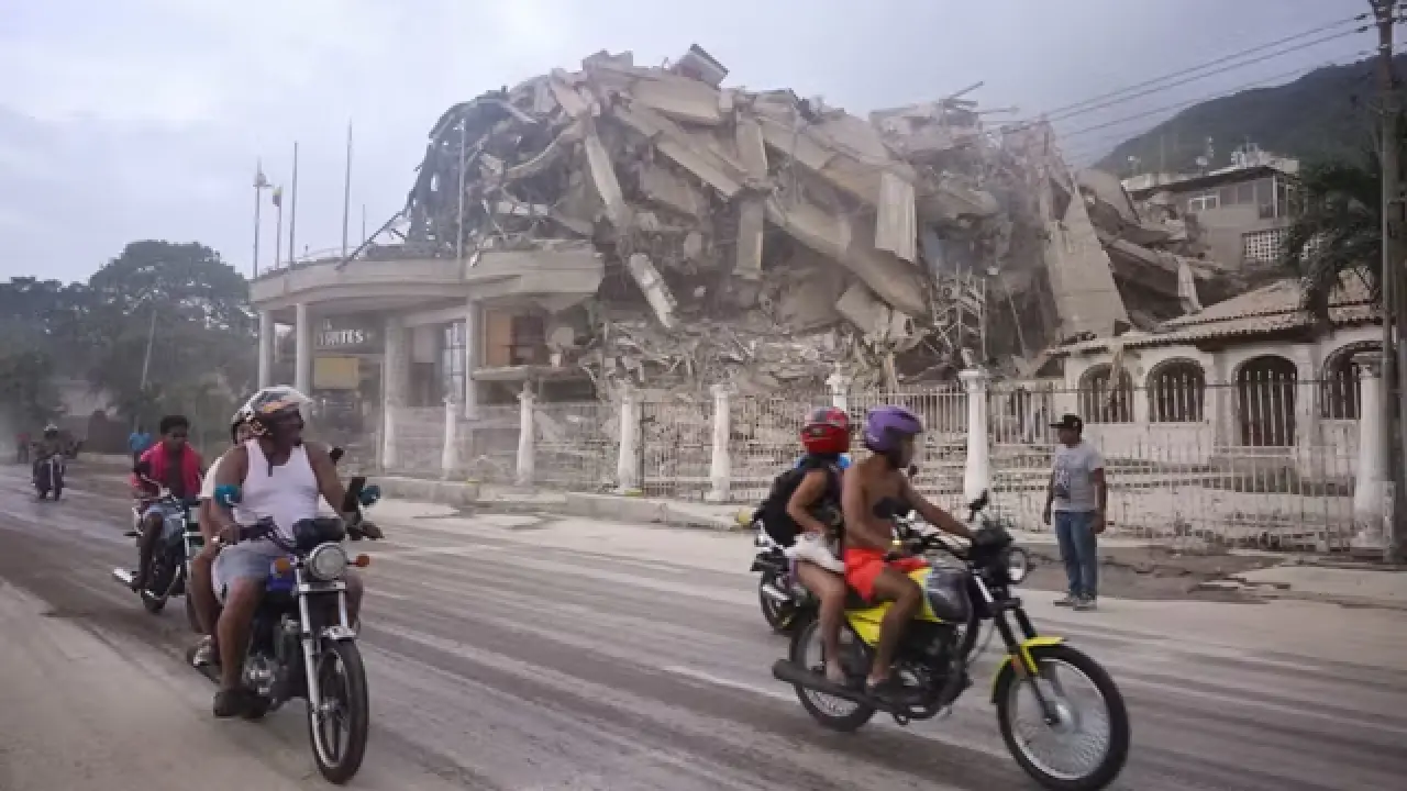 Des bâtiments se sont effondrés à la suite des deux séismes, à La Guaira, au Venezuela, le 24 juin 2026. MAXWELL BRICENO/REUTERS