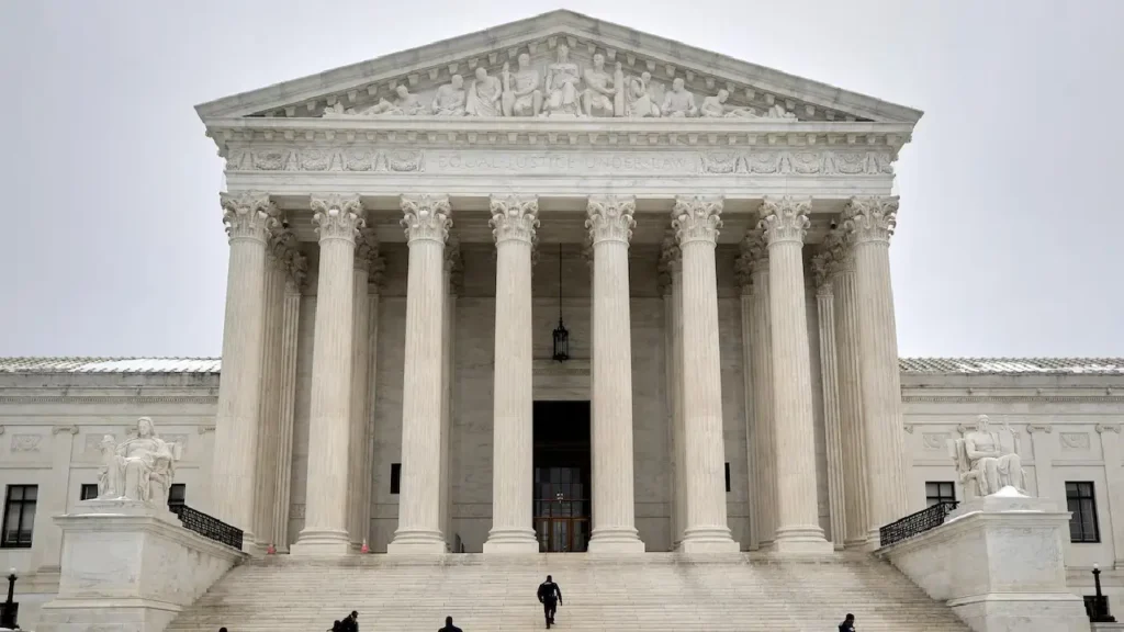La Cour suprême américaine a élargi les pouvoirs du président en matière de droit d'asile et de levée de protections temporaires. Photo : Associated Press / Rahmat Gul