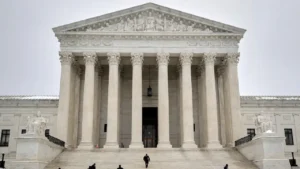 La Cour suprême américaine a élargi les pouvoirs du président en matière de droit d'asile et de levée de protections temporaires. Photo : Associated Press / Rahmat Gul