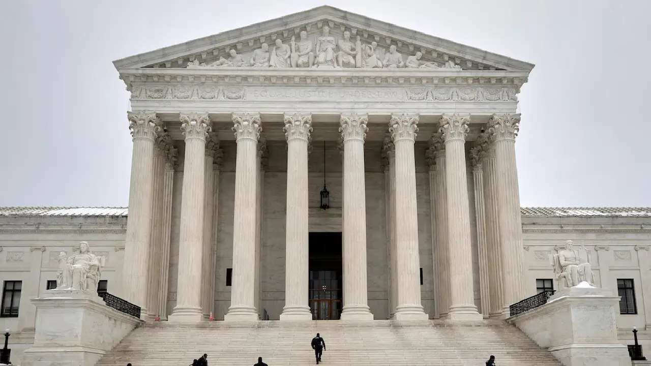 La Cour suprême américaine a élargi les pouvoirs du président en matière de droit d'asile et de levée de protections temporaires. Photo : Associated Press / Rahmat Gul