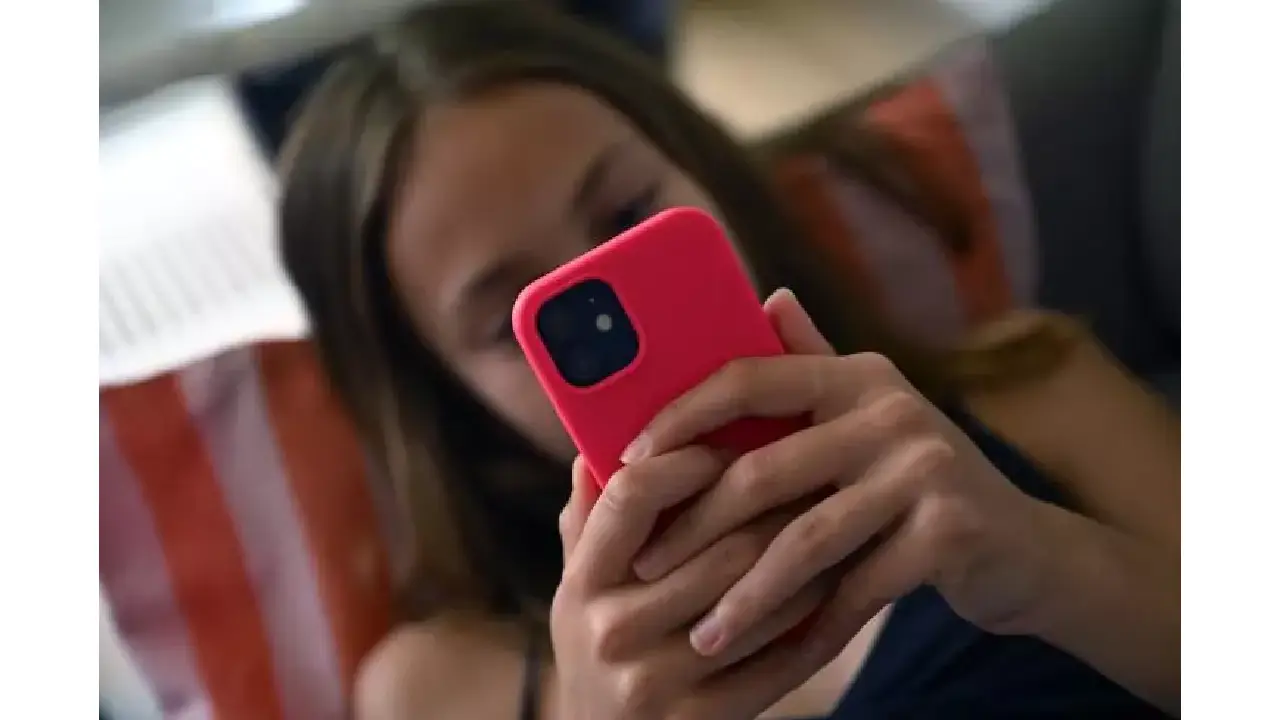 France : une loi pour interdire les réseaux sociaux aux moins de 15 ans franchit une étape décisive