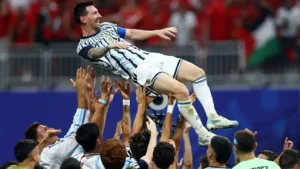 PHOTO CARLOS BARRIA, REUTERS Lionel Messi et ses coéquipiers célèbrent leur victoire.