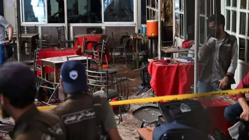 Le café visé par ce que les médias nationaux syriens annoncent être un engin explosif placé sur les lieux, qui a fait 6 morts et 22 blessés près du palais de justice à Damas, le 2 juillet 2026. ABDULMONAM EASSA POUR « LE MONDE »