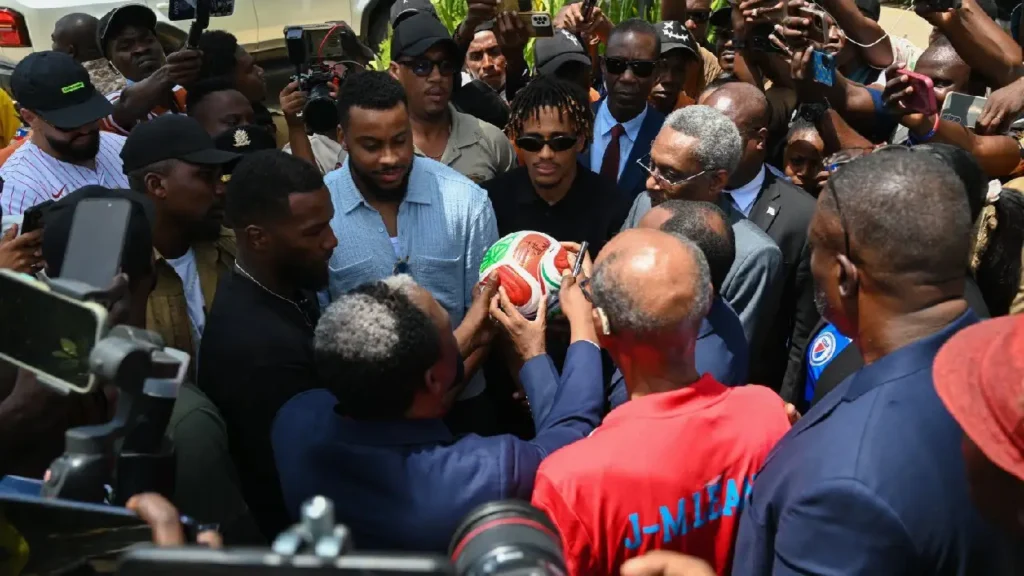 Visite des Grenadiers Martin Expérience, Josué Duverger et Duckens Nazon au MUPANAH. Photo publiée par le Musée du Panthéon National Haïtien.