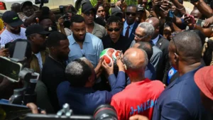 Visite des Grenadiers Martin Expérience, Josué Duverger et Duckens Nazon au MUPANAH. Photo publiée par le Musée du Panthéon National Haïtien.
