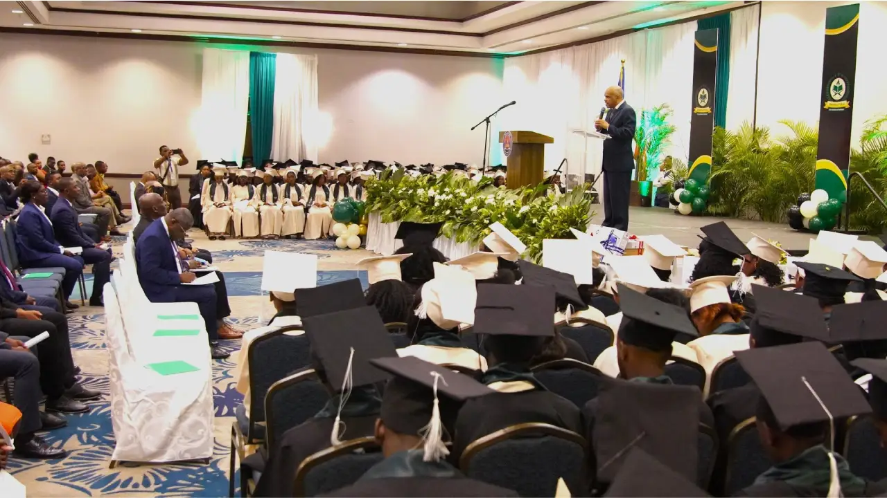 300 élèves du Lycée national de Pétion-Ville diplômés et dotés d’ordinateurs portables