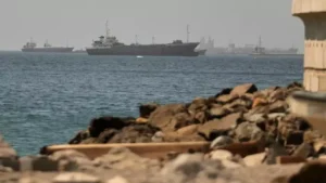 Des pétroliers et des navires de marchandises étaient visibles dans le golfe d'Oman, le long des voies maritimes reliant le détroit d'Ormuz et la mer d'Oman, le mardi 16 juin dernier. Associated Press